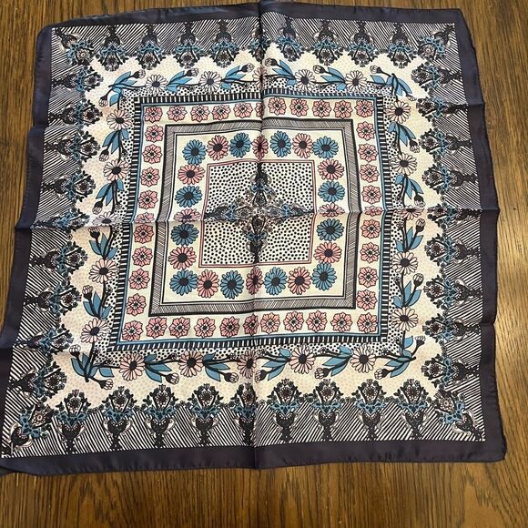Beautiful Floral women’s Large Scarf. - Picture 1 of 5